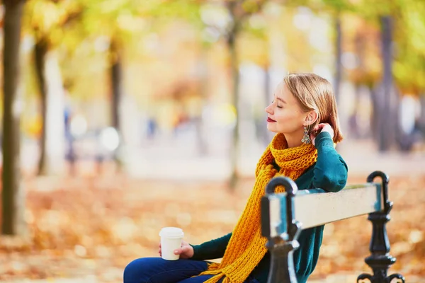 Jovem Feliz Cachecol Amarelo Com Café Para Andando Parque Outono — Fotografia de Stock