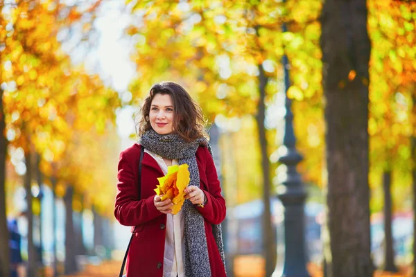 Menina Bonita Parque Outono Com Folhagem Dourada Dia Ensolarado Queda — Fotografia de Stock