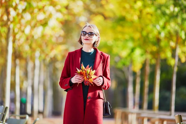 Hermosa Mujer Joven Con Racimo Hojas Coloridas Otoño Caminando Parque — Foto de Stock