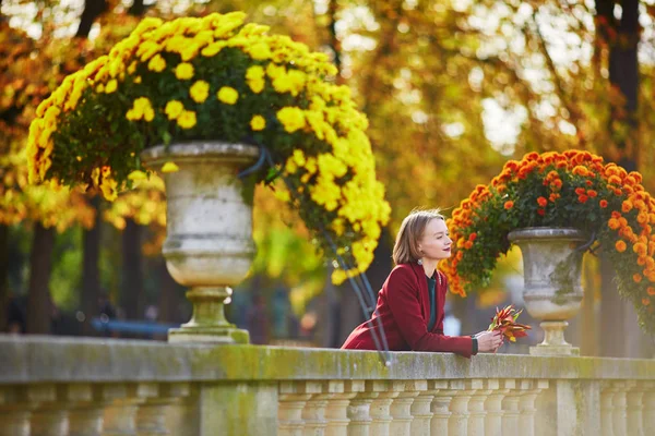 カラフルな秋の束と美しい若い女性の葉秋の日の公園でウォーキングします リュクサンブール公園 フランス — ストック写真