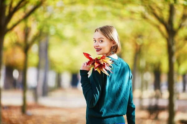 Piękna Młoda Kobieta Kiść Kolorowy Jesieni Pozostawia Spaceru Parku Dzień — Zdjęcie stockowe