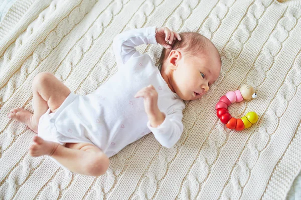 Nyfödd Baby Flicka Liggande Stickad Filt Leende Och Tittar Färgglada — Stockfoto