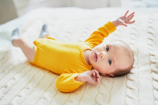 Очаровательная Малышка Лежит Кровати Детской — стоковое фото
