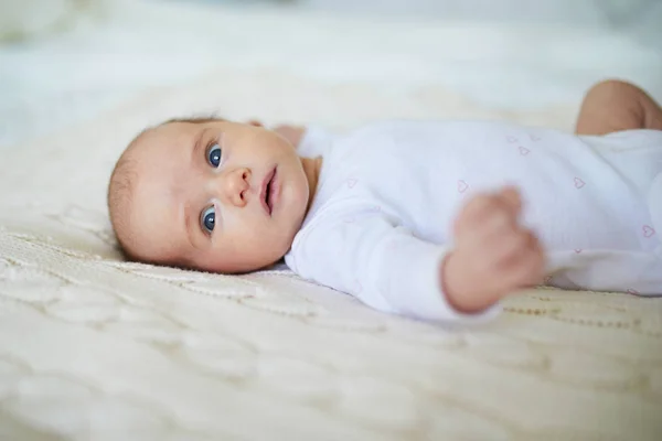 Schattig Meisje Liggend Bed Kinderkamer — Stockfoto