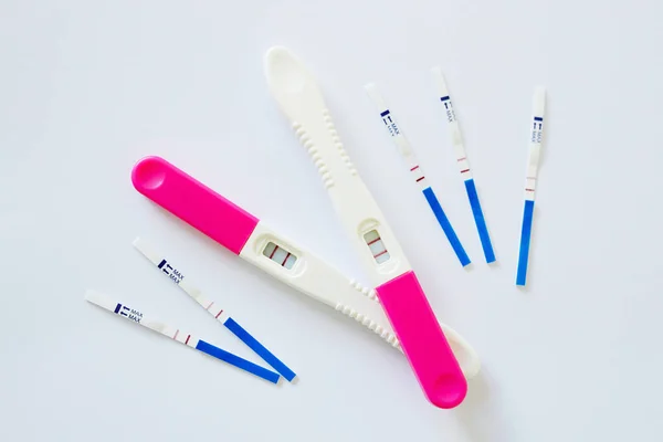 多くの肯定的な妊娠検査 不妊治療 出産の概念 — ストック写真
