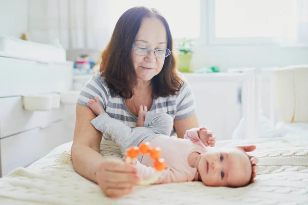 Glad Senior Kvinna Med Hennes Lilla Barnbarn Inomhus Mormor Med — Stockfoto