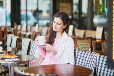 Güzel ve genç birbayan içme kahve açık kafe ya da Restoran, Paris, Fransa