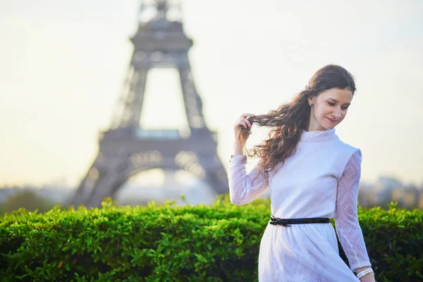 Jovem Feliz Vestido Branco Perto Torre Eiffel Paris França — Fotografia de Stock