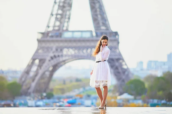 Jovem Feliz Vestido Branco Perto Torre Eiffel Paris França — Fotografia de Stock