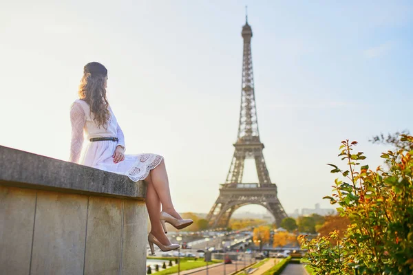 Glad Ung Kvinna Vit Klänning Nära Eiffeltornet Paris Frankrike — Stockfoto