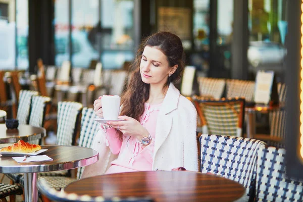 Schöne Junge Frau Trinkt Kaffee Café Oder Restaurant Freien Paris — Stockfoto