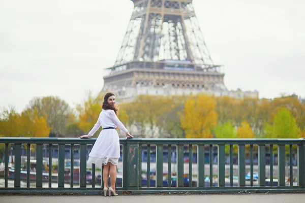 Счастливая Молодая Женщина Белом Платье Возле Эйфелевой Башни Париже Франция — стоковое фото
