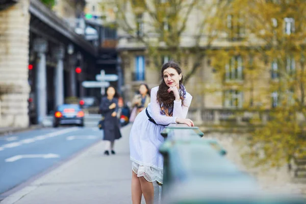 Jonge Franse Vrouw Witte Jurk Bir Hakeim Brug Parijs Frankrijk — Stockfoto