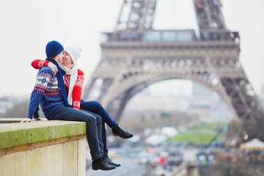 Mutlu çifte bir kış gününde Eyfel Kulesinin yakınında. Paris gezisi sırasında sezon tatil