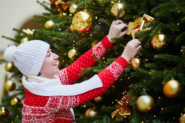 Chica Alegre Suéter Invierno Rojo Cerca Hermoso Árbol Navidad Con — Foto de Stock