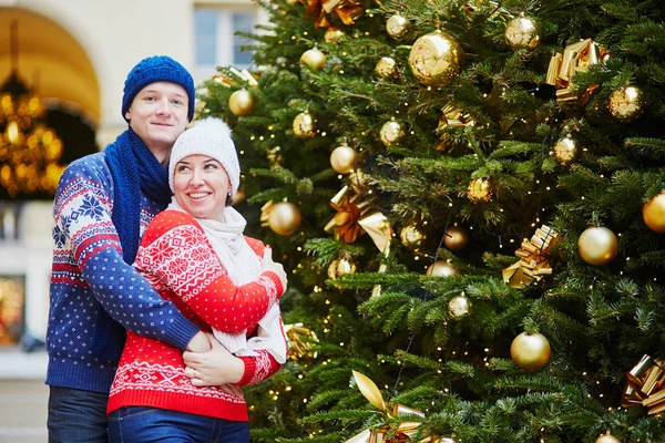 Glückliches Paar Bunten Pullovern Neben Schönem Weihnachtsbaum Mit Goldenen Kugeln — Stockfoto