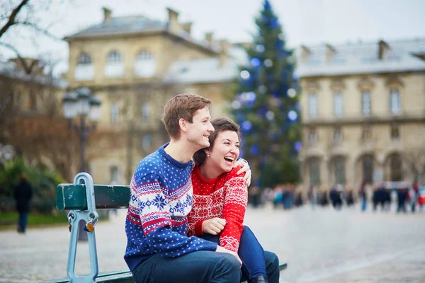 Joyeux Couple Pulls Colorés Dans Une Rue Paris Décorée Pour — Photo