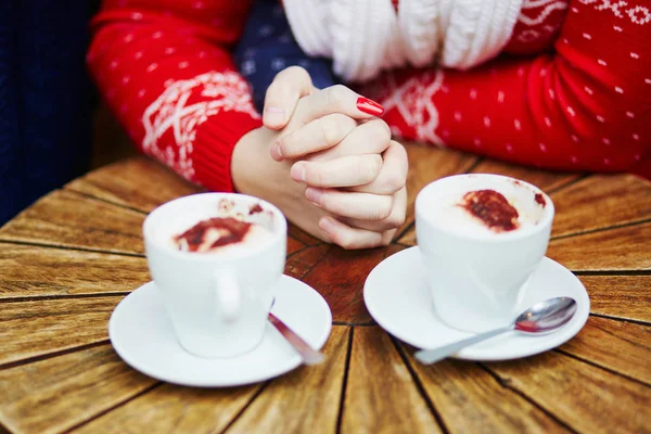Gelukkige Paar Drinken Koffie Parijse Outdoor Cafe Hand Hand — Stockfoto