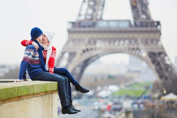 Casal Feliz Perto Torre Eiffel Dia Inverno Viagem Paris Durante — Fotografia de Stock