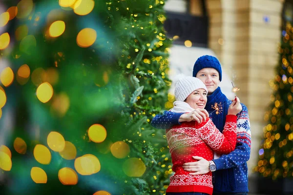 Glückliches Paar Bunten Pullovern Auf Einer Weihnachtlich Geschmückten Straße Von — Stockfoto