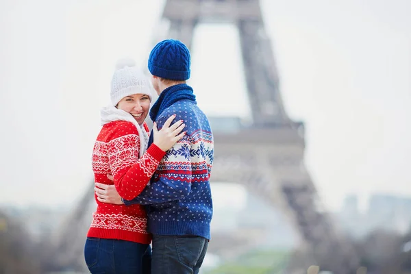 Coppia Felice Vicino Alla Torre Eiffel Una Giornata Invernale Viaggio — Foto Stock