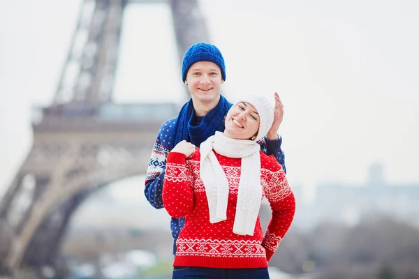 Coppia Felice Vicino Alla Torre Eiffel Una Giornata Invernale Viaggio — Foto Stock