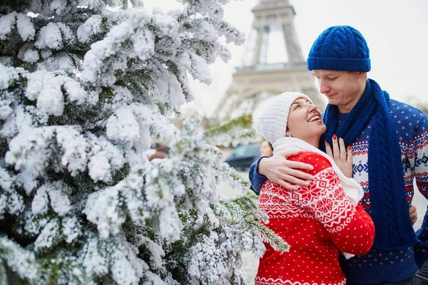 Joyeux Couple Près Sapin Noël Sous Neige Avec Tour Eiffel — Photo