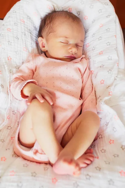 Adorable Bebé Recién Nacido Niña Durmiendo Cama Casa — Foto de Stock