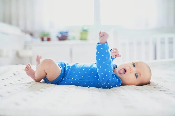 Adorable Niña Acostada Cama Niño Una Guardería Soleada — Foto de Stock