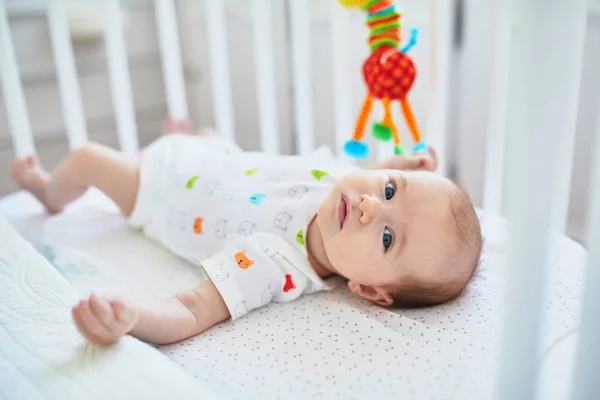 Liebenswertes Kleines Mädchen Das Der Krippe Liegt Kleines Kind Beim — Stockfoto