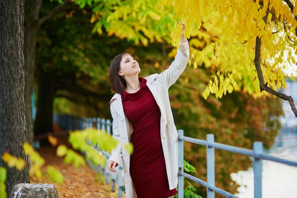 Belle Jeune Femme Paris Marchant Dans Parc Par Une Belle — Photo