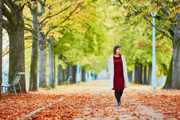 美しい若い女性パリで明るい秋の日に公園を歩いています 観光と秋のシーズンにフランスの休暇 — ストック写真