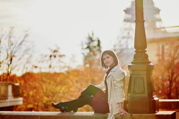 美丽的年轻女子在巴黎埃菲尔铁塔附近的一个明亮的秋季一天 法国秋季旅游与度假 — 图库照片