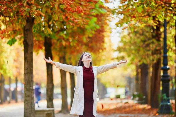 Mulher Bonita Paris Andando Parque Dia Queda Brilhante Jogando Folhas — Fotografia de Stock
