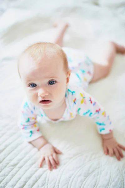 Menina Aprendendo Rastejar Criança Levantar Corpo Nos Braços Criança Infantil — Fotografia de Stock