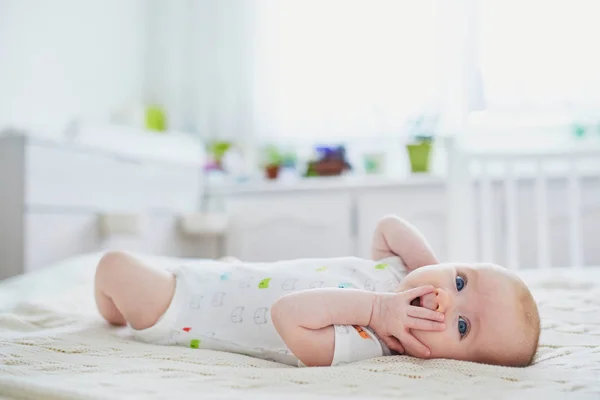 Niña Acostada Cama Pequeño Niño Guardería Soleada — Foto de Stock