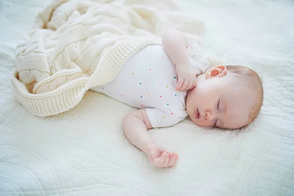 Очаровательная Малышка Спит Кроватке Трикотажным Одеялом Маленький Ребенок Дневной Сон — стоковое фото