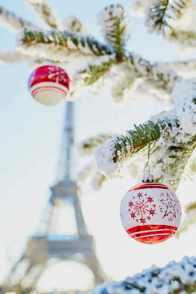 Árvore Natal Coberta Neve Decorada Com Brinquedos Vermelhos Perto Torre — Fotografia de Stock