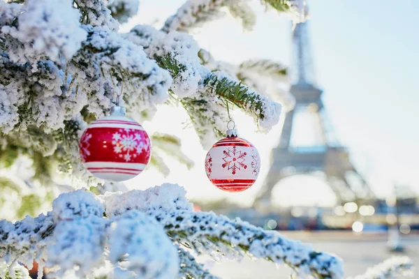 Kerstboom Bedekt Met Sneeuw Versierd Met Rode Speelgoed Buurt Van — Stockfoto