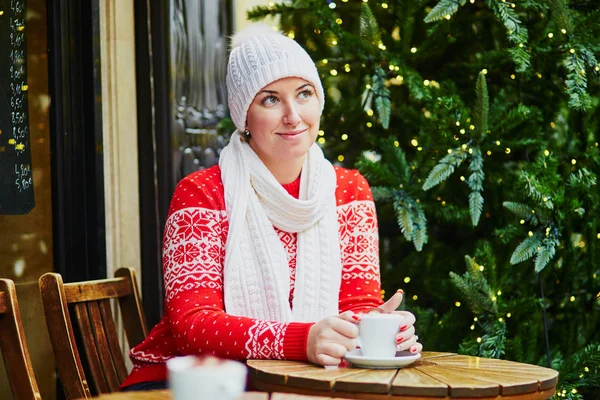 Glad Flicka Röd Vinter Tröja Dricka Kaffe Parisisk Utomhus Café — Stockfoto