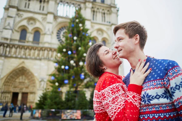 Happy Couple Colorful Sweaters Street Paris Decorated Christmas Notre Dame — Stock Photo, Image