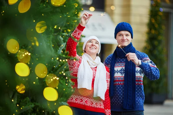 Glückliches Paar Bunten Pullovern Auf Einer Weihnachtlich Geschmückten Straße Von — Stockfoto