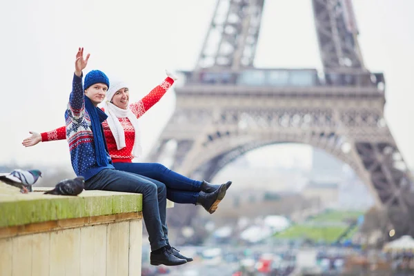 幸せなカップルは 冬の日のエッフェル タワーを近きます シーズン休暇中にパリへの旅行 — ストック写真