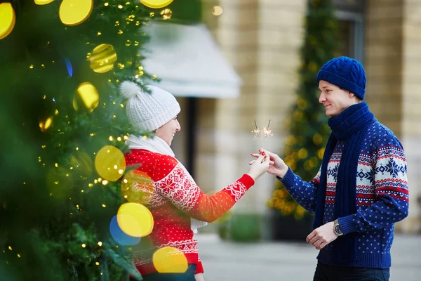 Lyckliga Paret Färgglada Tröjor Gående Gata Paris Inredda Till Jul — Stockfoto