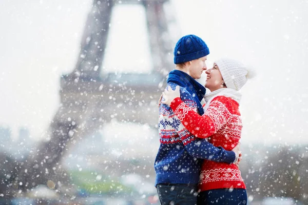 Joyeux Couple Près Tour Eiffel Par Une Journée Hiver Sous — Photo
