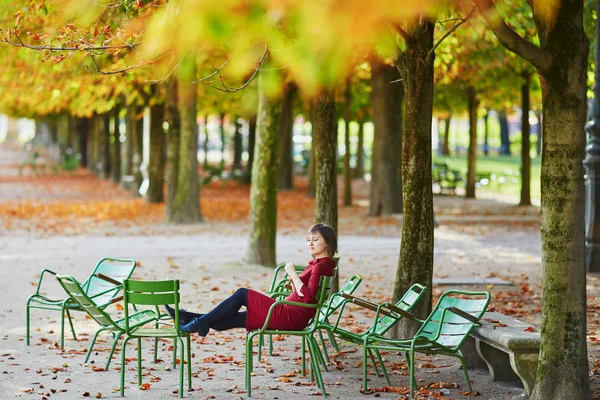 明るい秋の日のパリのチュイルリー庭園の美しい若い女性 観光と秋のシーズンにフランスの休暇 — ストック写真