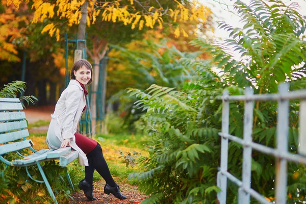 Bella Giovane Donna Parigi Che Cammina Nel Parco Una Luminosa — Foto Stock