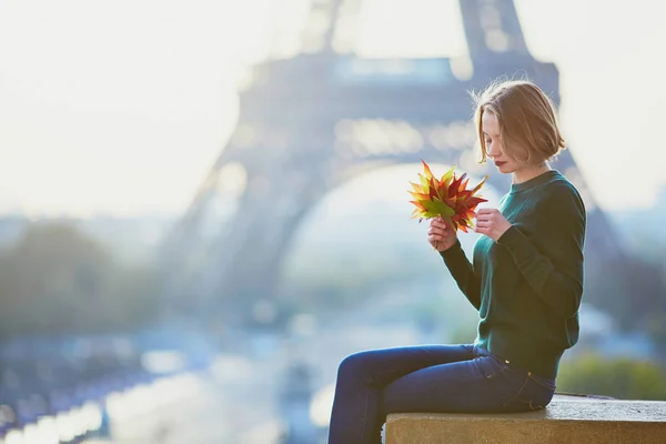 Hermosa Joven Francesa Con Racimo Hojas Coloridas Otoño Cerca Torre —  Fotos de Stock