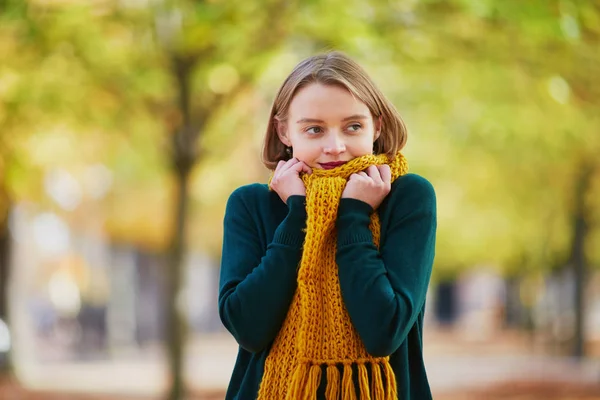 Šťastná Dívka Žlutý Šátek Podzimním Parku Světlé Podzimního Dne — Stock fotografie