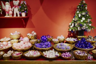 Birçok cam baubles Noel ağacı için. Piyasada yeni yıl dekorasyon
